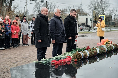 Участники СВО возложили цветы к памятнику 6-й роте «Купол» в Псковской области