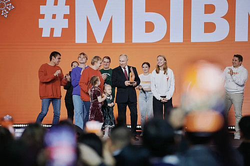 «Пока #МЫВМЕСТЕ, мы непобедимы»: Владимир Путин наградил Волонтёра года на Международной Премии #МЫВМЕСТЕ на выставке “Россия”